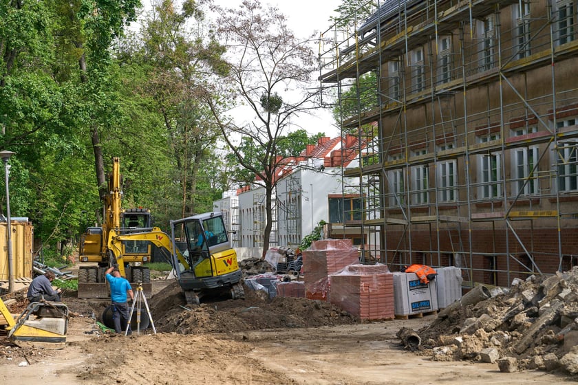 Budowa hotelu Arche Klasztor Wrocław w gmachu przy Kasprowicza, 9 maja 2024