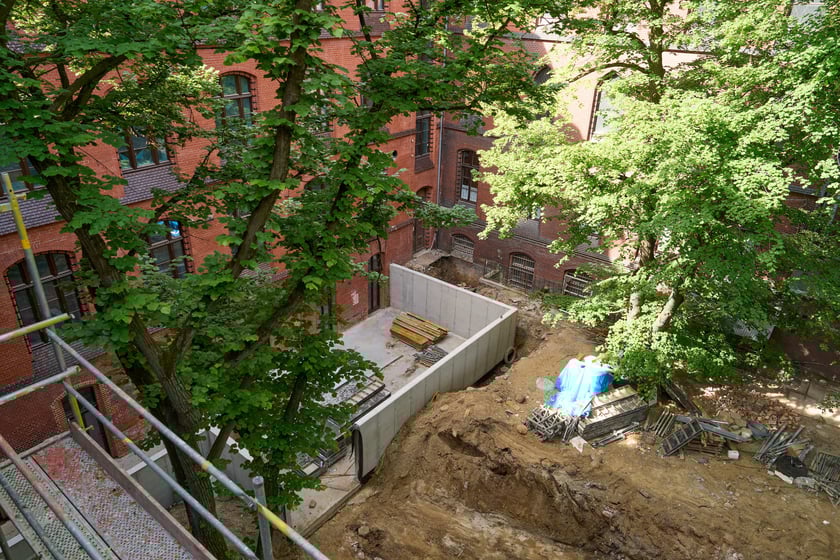 Budowa hotelu Arche Klasztor Wrocław w gmachu przy Kasprowicza, 9 maja 2024