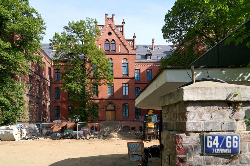 Budowa hotelu Arche Klasztor Wrocław w gmachu przy Kasprowicza, 9 maja 2024