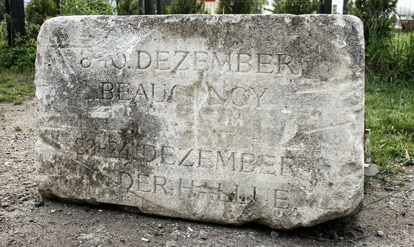 Fragment pomnika odnaleziony na Muchoborze Wielkim