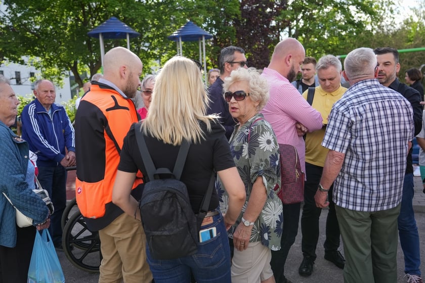 Spotkanie mieszkańców osiedla Kuźniki z prezydentem Wrocławia, Jackiem Sutrykiem