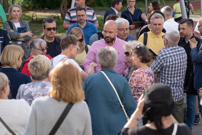 Spotkanie mieszkańców osiedla Kuźniki z prezydentem Wrocławia, Jackiem Sutrykiem