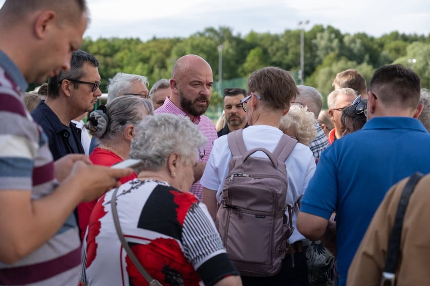 Spotkanie mieszkańców osiedla Kuźniki z prezydentem Wrocławia, Jackiem Sutrykiem