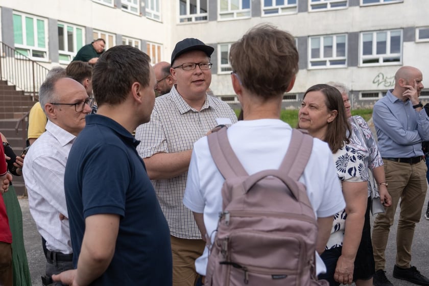 Spotkanie mieszkańców osiedla Kuźniki z prezydentem Wrocławia, Jackiem Sutrykiem