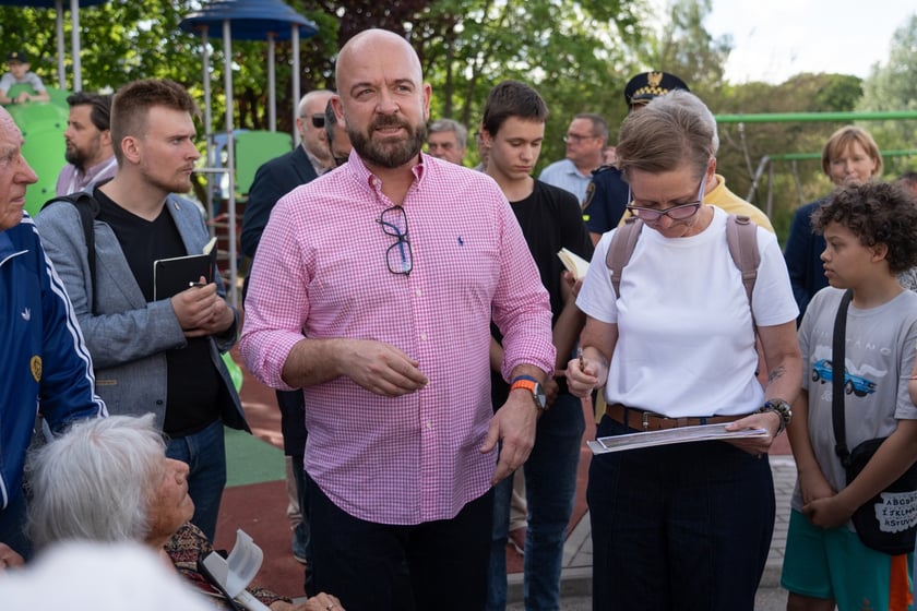 Spotkanie mieszkańców osiedla Kuźniki z prezydentem Wrocławia, Jackiem Sutrykiem