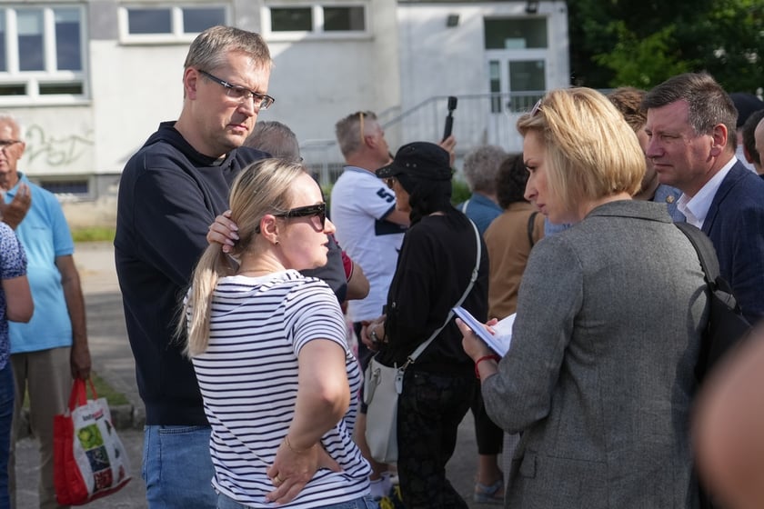 Spotkanie mieszkańców osiedla Kuźniki z prezydentem Wrocławia, Jackiem Sutrykiem