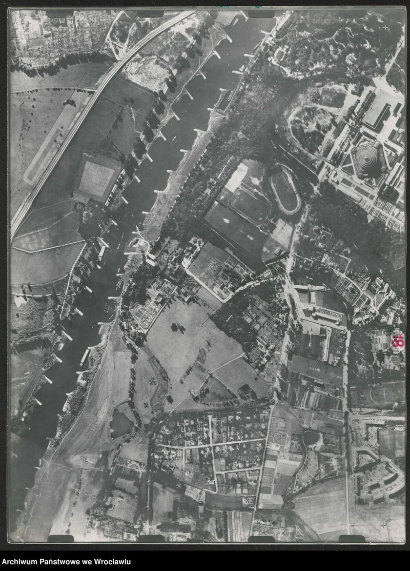 Zdjęcie lotnicze Biskupina i Dąbia z 1929 roku. Dwa największe budynki to Hala Stulecia (na g&oacute;rze zdjęcia) i cegielnia Langner&oacute;w (na dole).