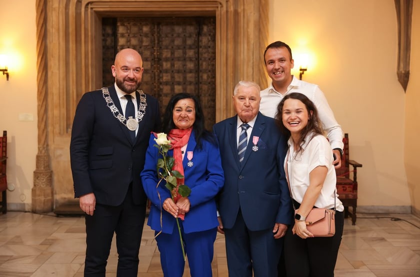 Uczestnicy uroczystości dla par obchodzących Złote Gody w Ratuszu we Wrocławiu