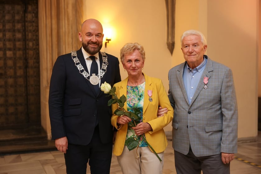 Uczestnicy uroczystości dla par obchodzących Złote Gody w Ratuszu we Wrocławiu
