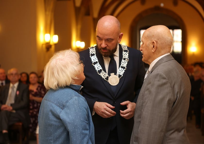 Uczestnicy uroczystości dla par obchodzących Złote Gody w Ratuszu we Wrocławiu