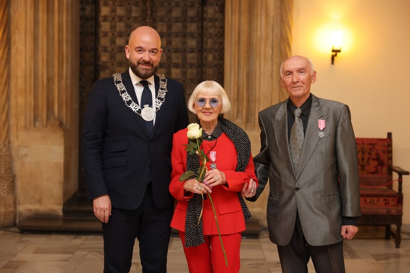 Uczestnicy uroczystości dla par obchodzących Złote Gody w Ratuszu we Wrocławiu