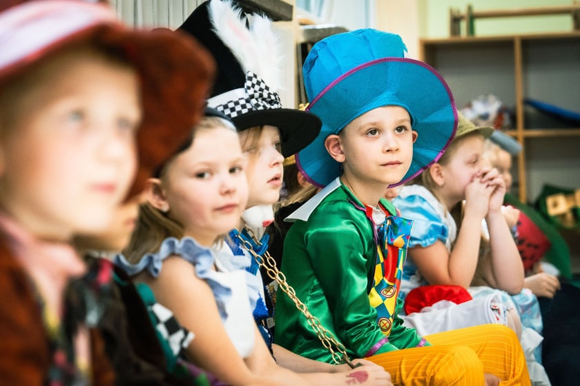 Dzień z „Alicją w Krainie Czarów” w Przedszkolu nr 149 „Tęczowa Polanka” we Wrocławiu