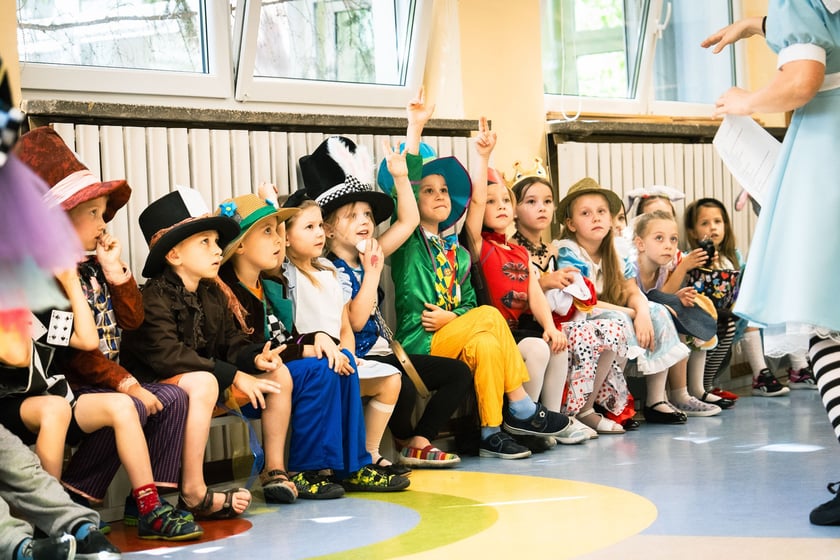 Dzień z „Alicją w Krainie Czarów” w Przedszkolu nr 149 „Tęczowa Polanka” we Wrocławiu