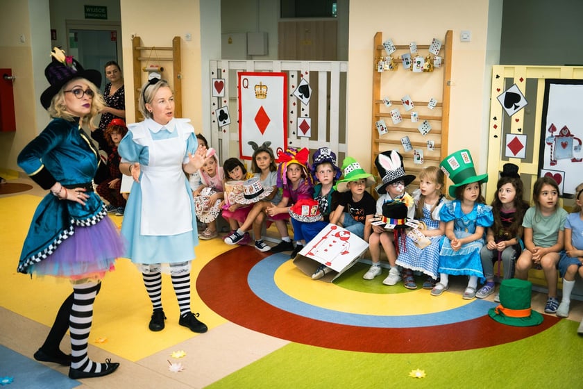 Dzień z „Alicją w Krainie Czarów” w Przedszkolu nr 149 „Tęczowa Polanka” we Wrocławiu