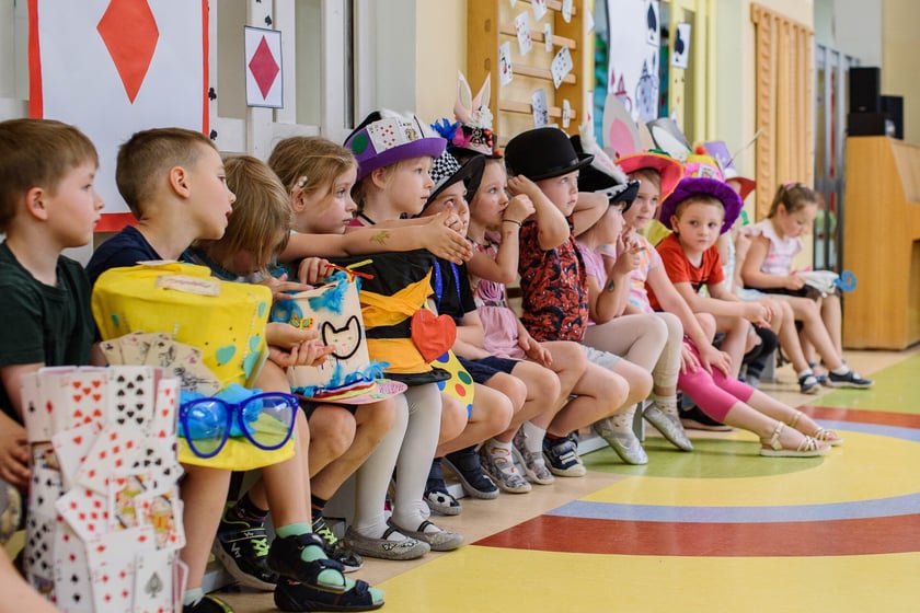 Dzień z „Alicją w Krainie Czarów” w Przedszkolu nr 149 „Tęczowa Polanka” we Wrocławiu