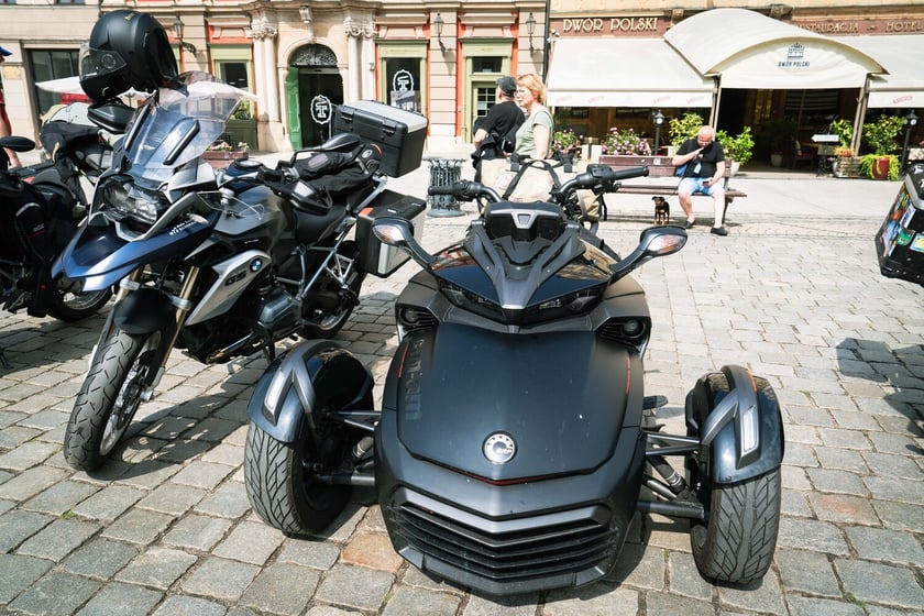 Rajd zabytkowych pojazdów i samochodów elektrycznych na Rynku we Wrocławiu