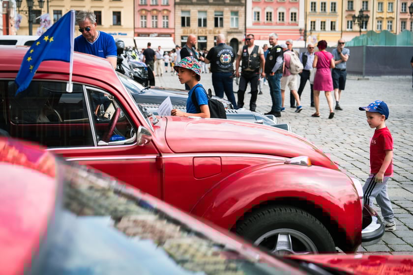 Rajd zabytkowych pojazdów i samochodów elektrycznych na Rynku we Wrocławiu