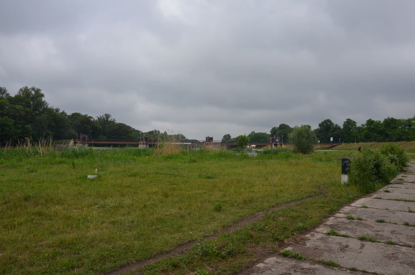 Teren wydzierżawiony przez Wody Polskie prywatnej firmie na pole biwakowe, Bartoszowice