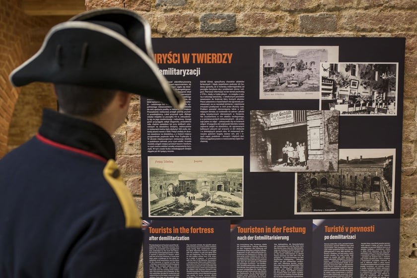 Twierdza Srebrna G&oacute;ra. Przed lub po przejściu ekspozycji z przewodnikiem można zwiedzić trasę spacerową, punkt widokowy oraz wystawę kopalni srebra oraz prac remontowych w Twierdzy.&nbsp;