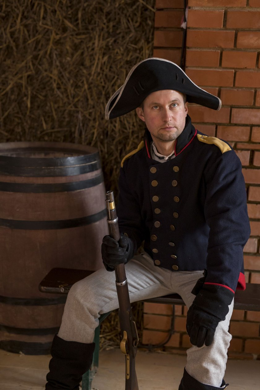 Twierdza Srebrna G&oacute;ra. Przewodnicy pokazują r&oacute;wnież historyczną broń