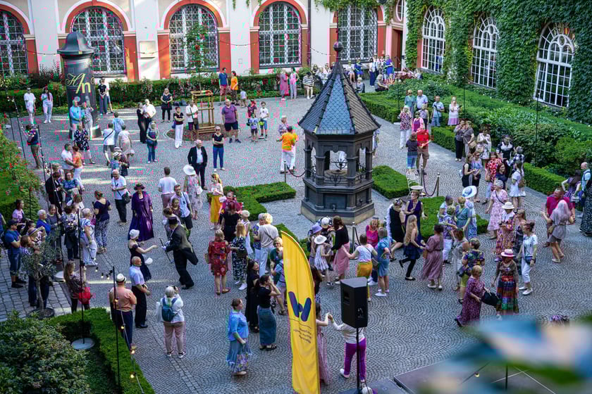 Potańcówka Wrocławska na dziedzińcu Ossolineum. Wrocław, 8 czerwca 2024
