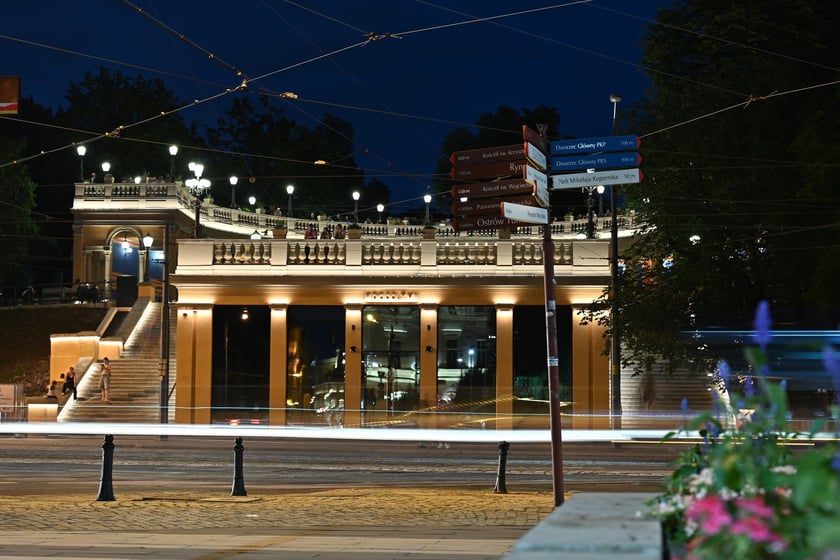 Bastion Sakwowy nocą, gdy fontanna już nie działa, a iluminacja jest przygaszona.