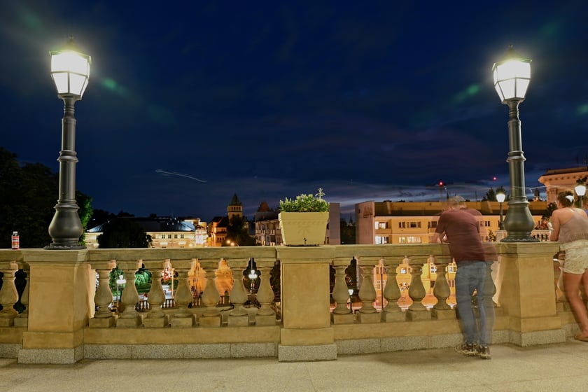 Bastion Sakwowy nocą, gdy fontanna już nie działa, a iluminacja jest przygaszona.