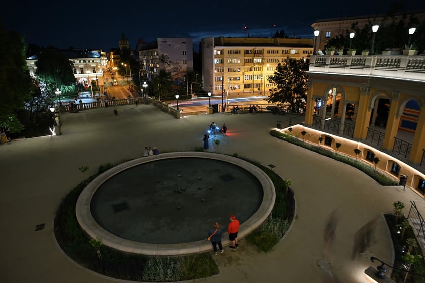 Bastion Sakwowy nocą, gdy fontanna już nie działa, a iluminacja jest przygaszona.