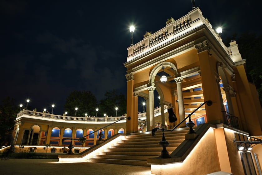 Bastion Sakwowy nocą, gdy fontanna już nie działa, a iluminacja jest przygaszona.