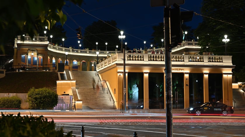 Bastion Sakwowy nocą, gdy fontanna już nie działa, a iluminacja jest przygaszona.