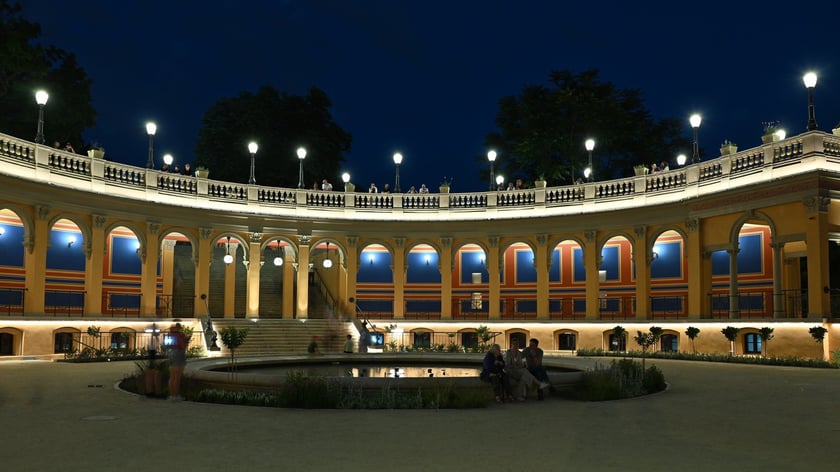 Bastion Sakwowy nocą, gdy fontanna już nie działa, a iluminacja jest przygaszona.