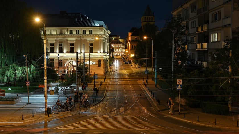 Widok z Bastionu Sakwowego na ul. Teatralną, hotel Altus Palace (pałac Leipzigera) i operę.