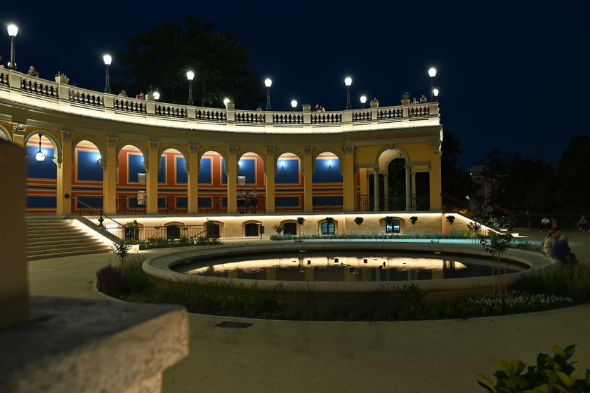 Bastion Sakwowy nocą, gdy fontanna już nie działa, a iluminacja jest przygaszona.