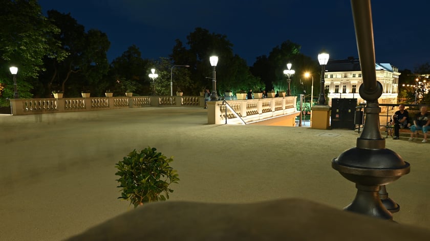 Bastion Sakwowy nocą, gdy fontanna już nie działa, a iluminacja jest przygaszona.