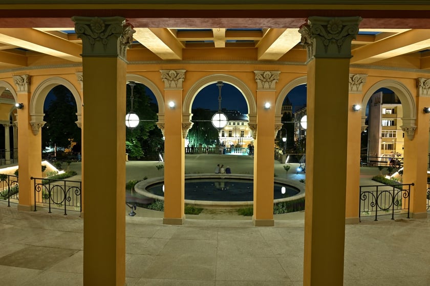 Bastion Sakwowy nocą, gdy fontanna już nie działa, a iluminacja jest przygaszona.