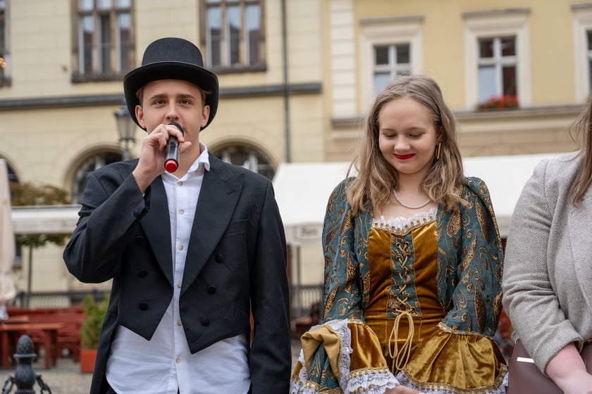Uczniowie XIII LO świętowali w Rynku urodziny hrabiego Fredry