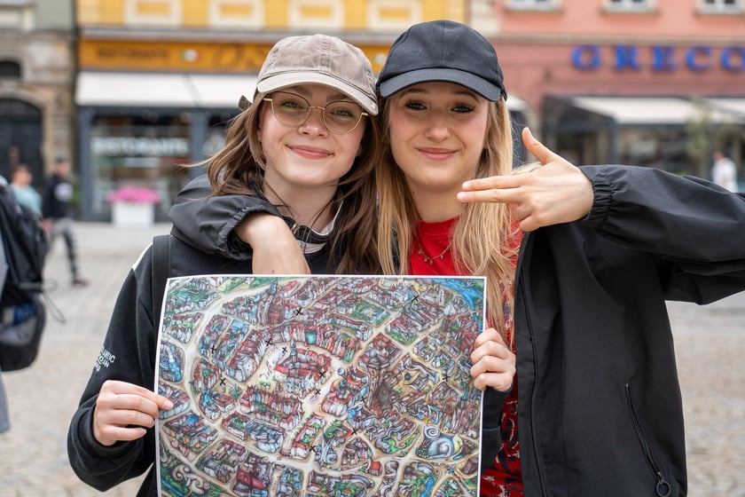 Uczniowie XIII LO świętowali w Rynku urodziny hrabiego Fredry
