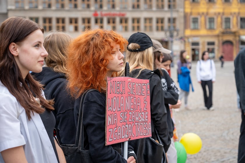 Uczniowie XIII LO świętowali w Rynku urodziny hrabiego Fredry