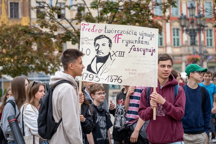 Uczniowie XIII LO świętowali w Rynku urodziny hrabiego Fredry
