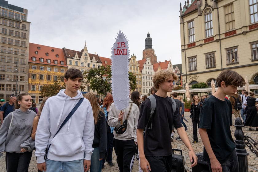 Uczniowie XIII LO świętowali w Rynku urodziny hrabiego Fredry