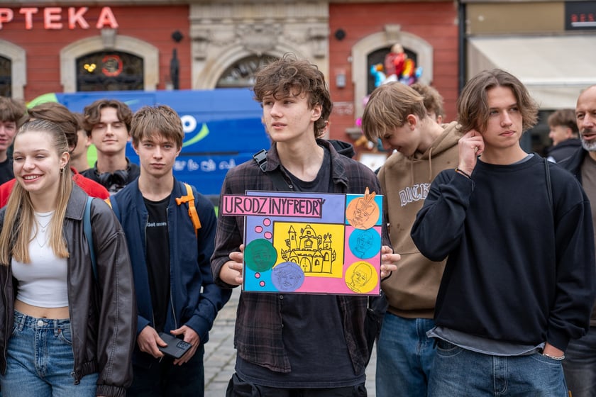 Uczniowie XIII LO świętowali w Rynku urodziny hrabiego Fredry