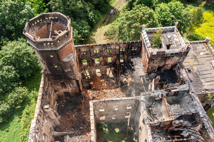 Widok z lotu ptaka na spalony pałac w Świniarach&nbsp;