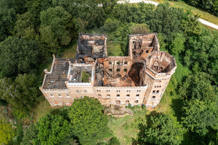 Widok z lotu ptaka na spalony pałac w Świniarach&nbsp;