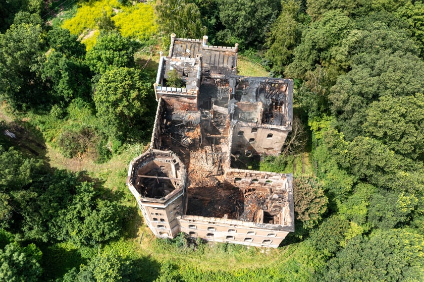 Widok z lotu ptaka na spalony pałac w Świniarach&nbsp;