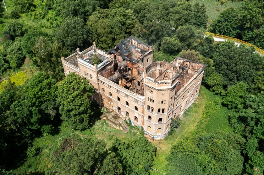 Widok z lotu ptaka na spalony pałac w Świniarach&nbsp;