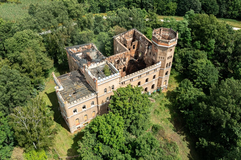 Widok z lotu ptaka na spalony pałac w Świniarach&nbsp;