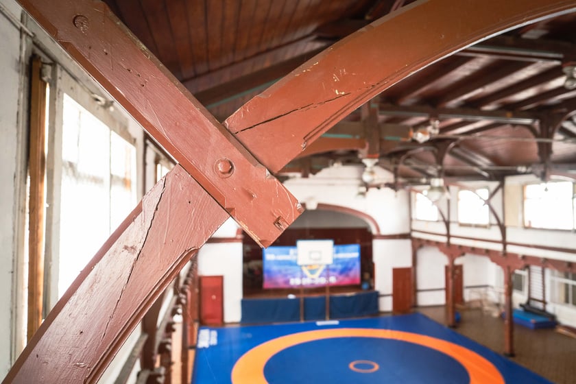 Sportowy klub zapaśniczy Lotnik znajdujący się w hali na Psim Polu przy ul. Bierutowskiej, która została właśnie zabytkiem