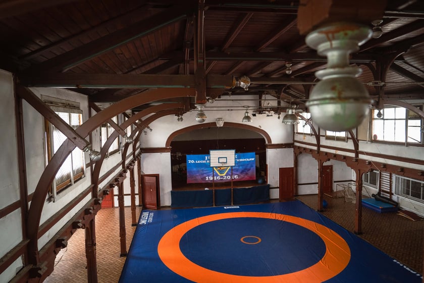 Sportowy klub zapaśniczy Lotnik znajdujący się w hali na Psim Polu przy ul. Bierutowskiej, która została właśnie zabytkiem