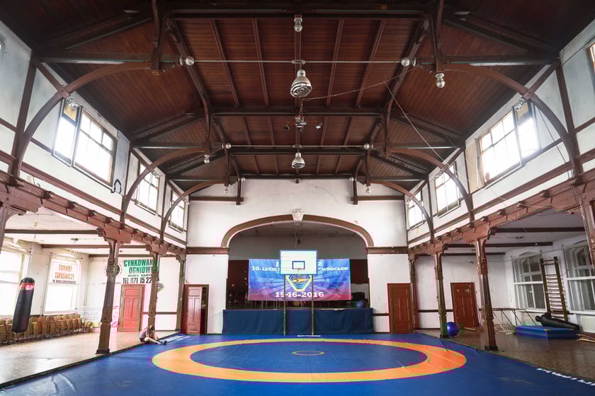 Sportowy klub zapaśniczy Lotnik znajdujący się w hali na Psim Polu przy ul. Bierutowskiej, która została właśnie zabytkiem