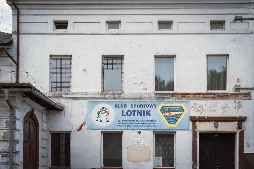 Sportowy klub zapaśniczy Lotnik znajdujący się w hali na Psim Polu przy ul. Bierutowskiej, która została właśnie zabytkiem